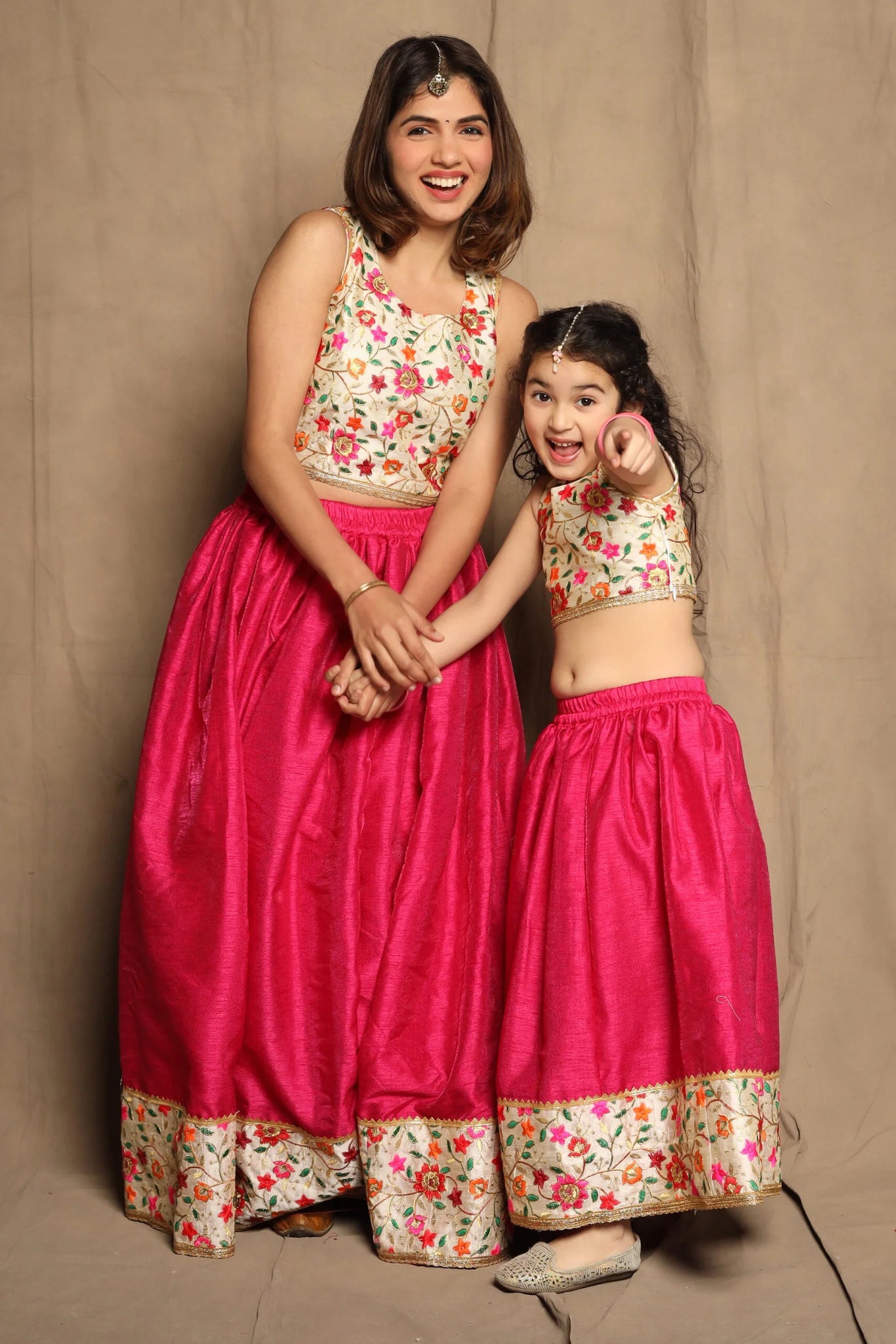 Twin outfits for top mom and daughter