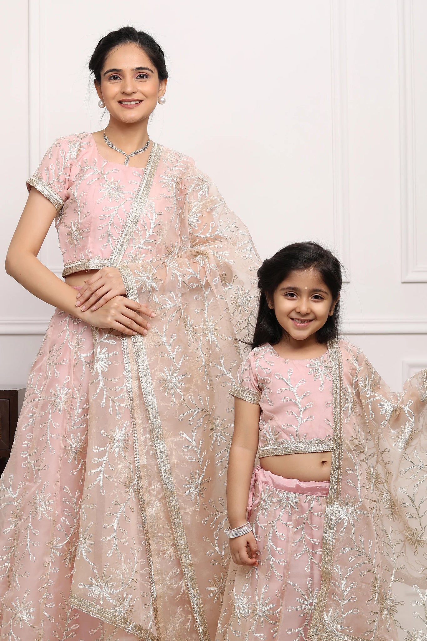 Twinning in Style: 30+ Mother-Daughter Colour Coordinated Outfits for  Wedding Ceremonies | Mother of the bride looks, Mother of the bride outfit,  Coordinates outfits