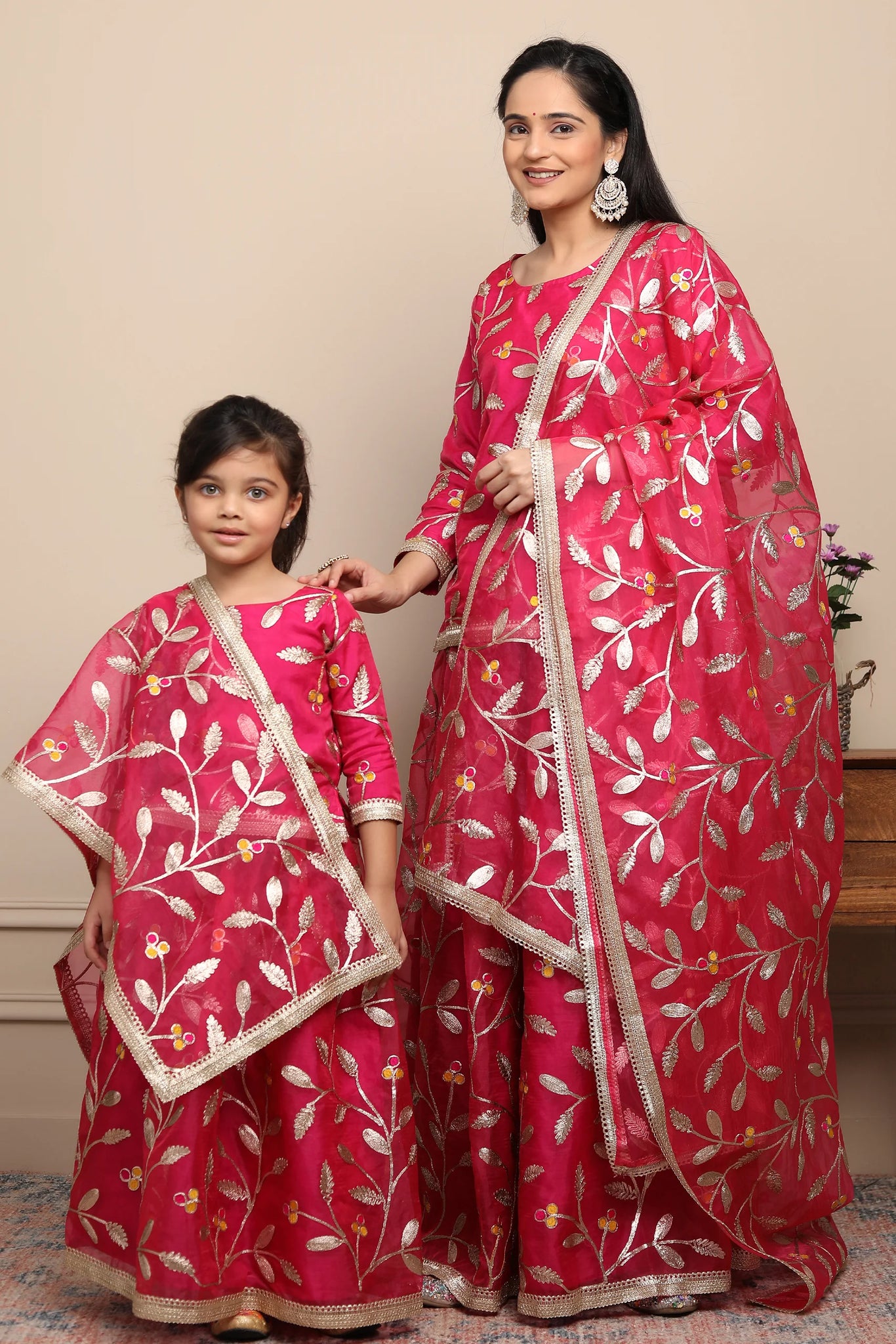 MOM AND DAUGHTER LEHENGA | Mom daughter matching dresses, Mother daughter  dresses matching, Mom and daughter matching